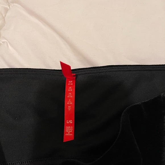 SPANX Black Velvet Leggings . Size Large - Picture 15 of 16